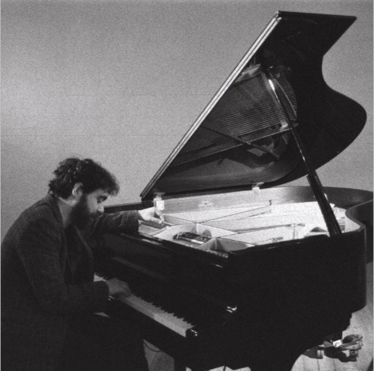 O pianista italiano Federico Albanese tocando o piano 