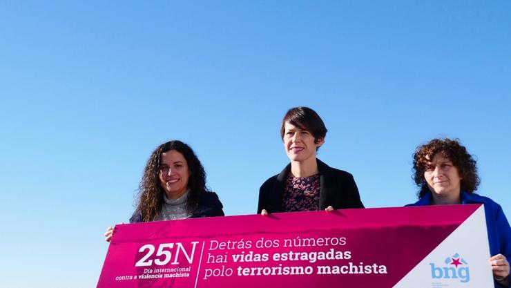 A portavoz nacional do BNG, Ana Pontón, coa alcaldesa de Santiago, Goretti Sanmartín, e a deputada Noa Díaz presentan a campaña do 25N 