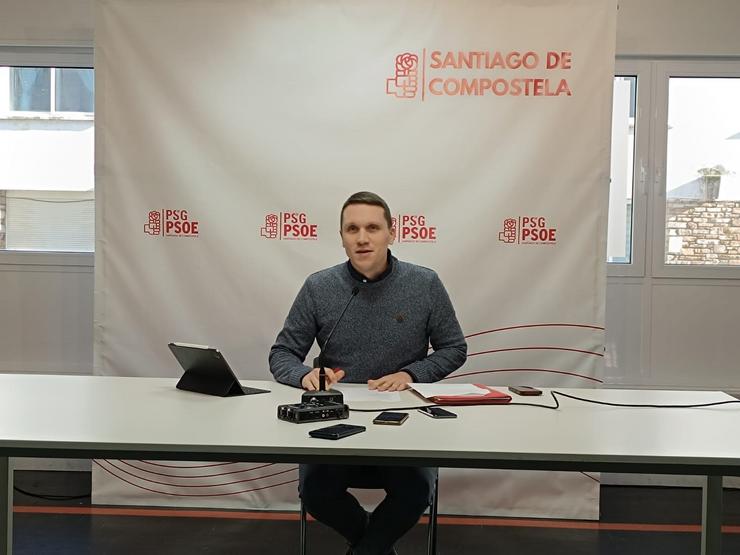 O secretario xeral do PSOE compostelán, Aitor Bouza, nunha rolda de prensa na sede local da formación 