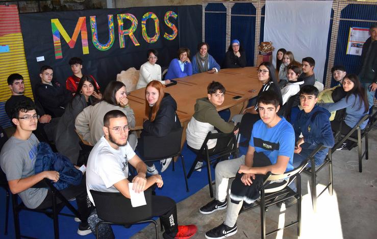 Mesa redonda que forma parte da campaña do concello de Muros 'Muros consome consciente'. CONCELLO DE MUROS 