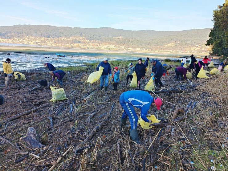 Un centenar de voluntarios retira máis de dúas toneladas de residuos no litoral de Poio 