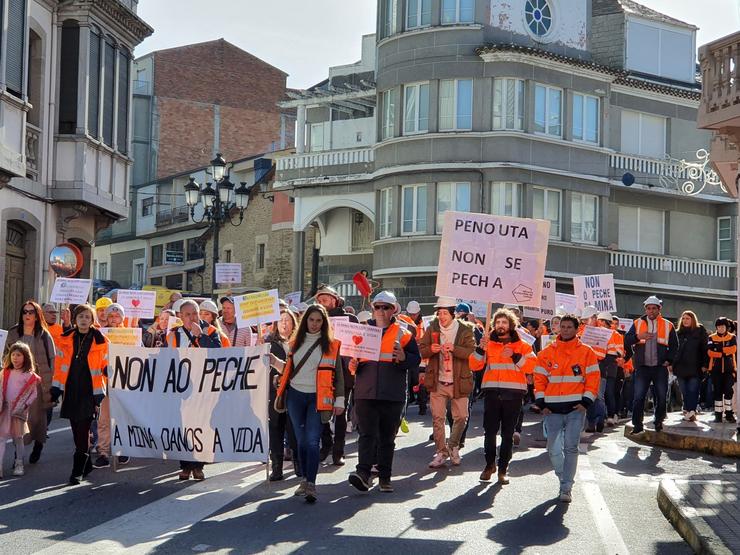 Manifestación en Viana do Bolo contra  o peche da mina de Penouta.. STRATEGIS MINERALS 