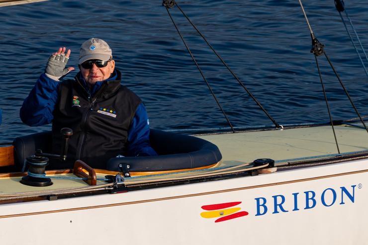 O Rei emérito Juan Carlos sae a navegar no Bribón 
