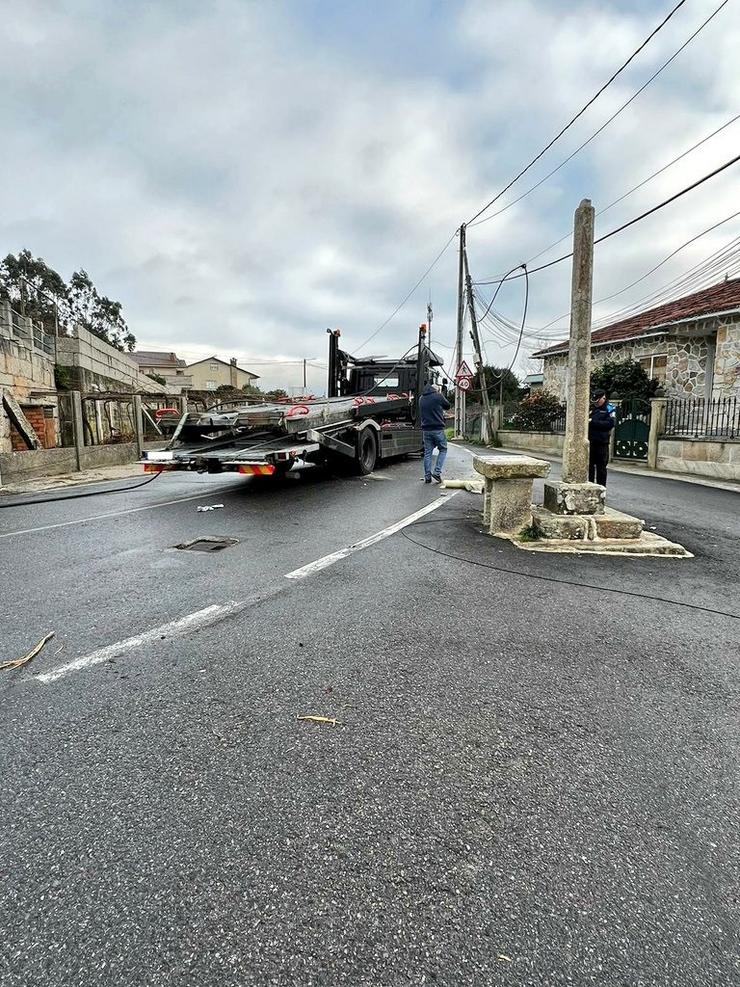 Un camión tomba dous postes do tendido eléctrico e dana outros tantos e un Cruceiro en Cambados (Pontevedra). EMERXENCIAS CAMBADOS 