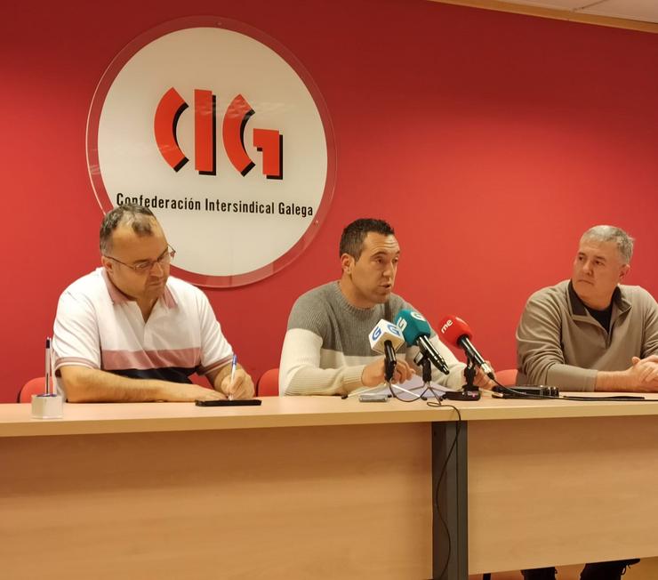 Rolda de prensa sobre a folga de traballadores do servizo de limpeza de Correos, con Óscar Igrexas (centro) e Xavier Tourea (primeiro pola esquerda) 