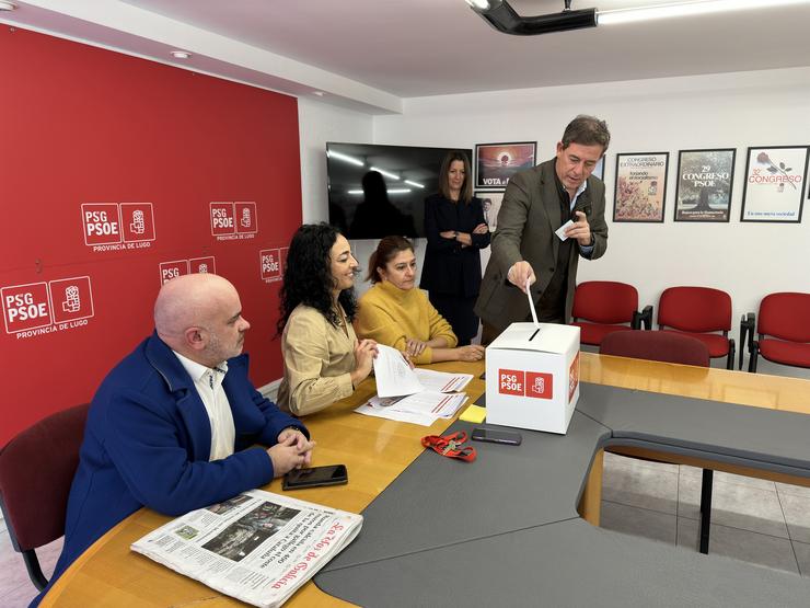 O candidato do PSdeG-PSOE á Xunta, José Ramón Gómez Besteiro, vota na consulta á militancia para reeditar un Goberno de Pedro Sánchez 