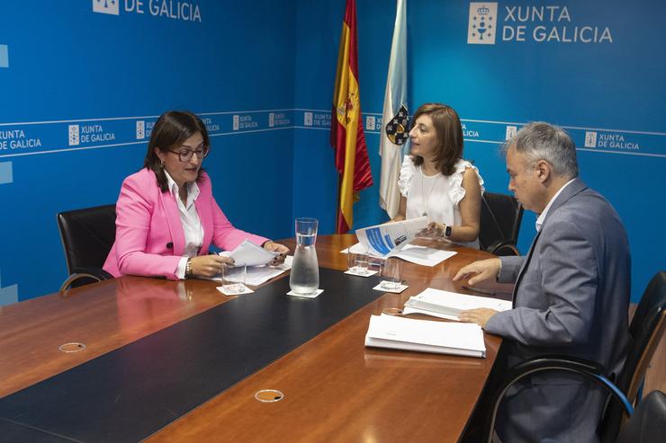 A vicepresidenta segunda e conselleira de Medio Ambiente, Territorio e Vivenda, Ángeles Vázquez, reúnese coa alcaldesa de Oímbra, Ana María Villarino / XUNTA