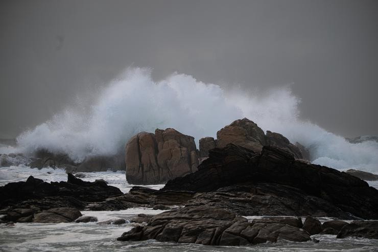O mar con ondas polo temporal e a borrasca na costa de Galicia / Elena Fernández - Arquivo