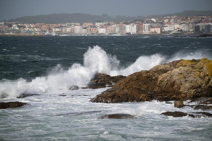 Vista do mar picado con edificios ao fondo./ Elena Fernández   / Europa Press