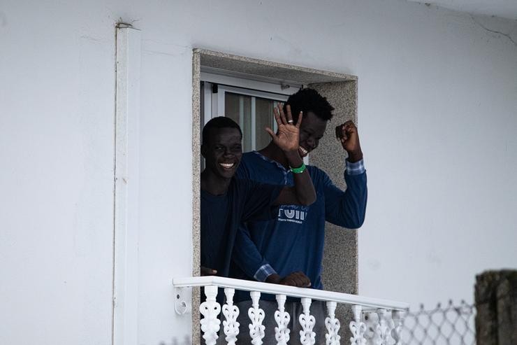 Dous migrantes procedentes de Canarias nunha das terrazas do hotel Baixamar.