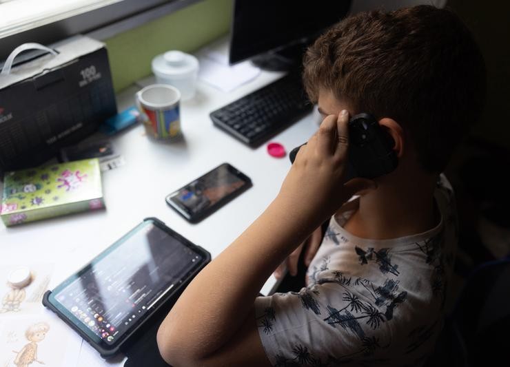 Un neno usa o teléfono móbil e unha tablet / Eduardo Parra - Arquivo