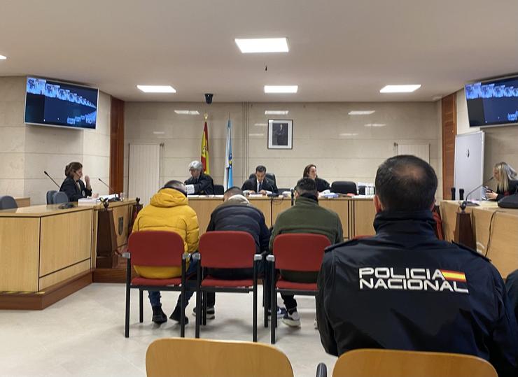 Xuízo contra unha banda acusada de roubos en Ames (A Coruña). 