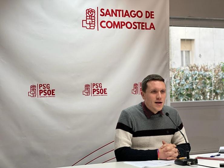 O secretario xeral do PSOE de Santiago, Aitor Bouza, en rolda de prensa 