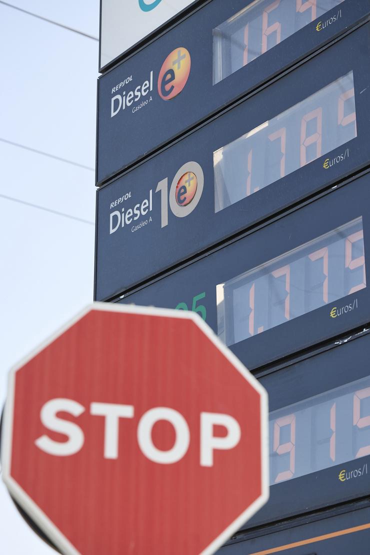 Arquivo - Prezos dos carburantes nunha gasolineira, a 27 de agosto de 2023, en Madrid (España). O prezo medio dos carburantes encadeou a súa sétima semana consecutiva de subidas, o que levou ao litro de gasolina a superar a cota dos. Jesús Hellín - Europa Press - Arquivo / Europa Press