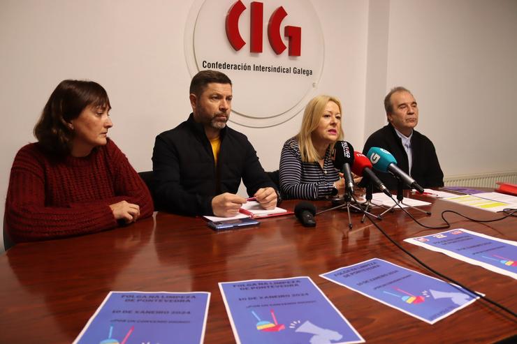 Rolda de prensa dos sindicatos CC.OO., CIG e UGT para anunciar unha xornada de paro, o 10 de xaneiro de 2024, polo bloqueo na negociación do convenio do sector de limpeza de edificios e locais na provicia de Pontevedra 