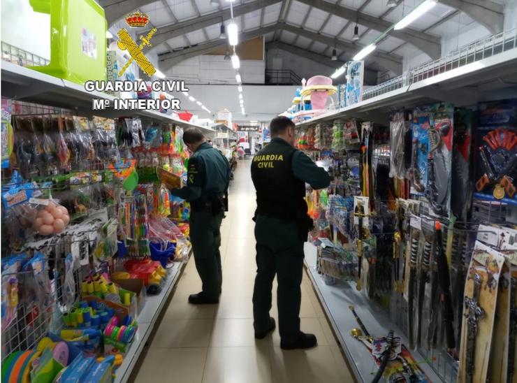 Axentes da Garda Civil inspeccionando a seguirdad dos xoguetes. GARDA CIVIL DE PONTEVEDRA 