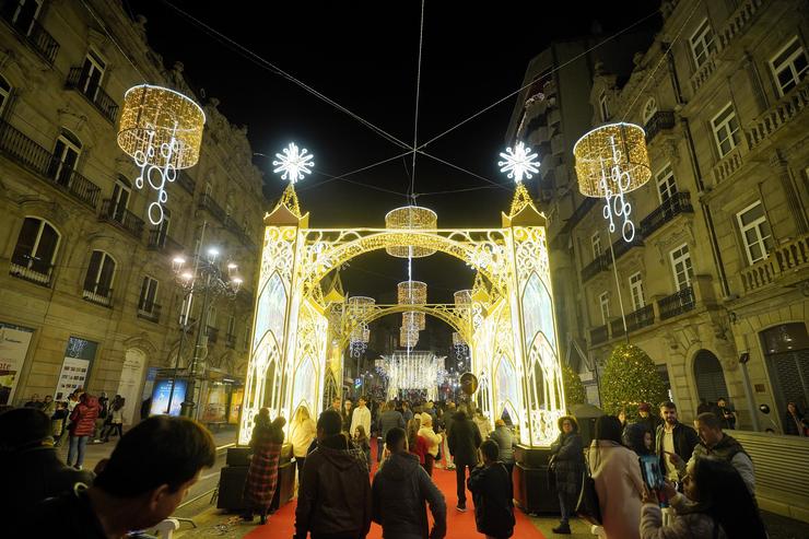 Decenas de persoas asisten ao aceso das luces de Nadal 2023 en Porta do Sol, a 24 de novembro de 2023, en Vigo 