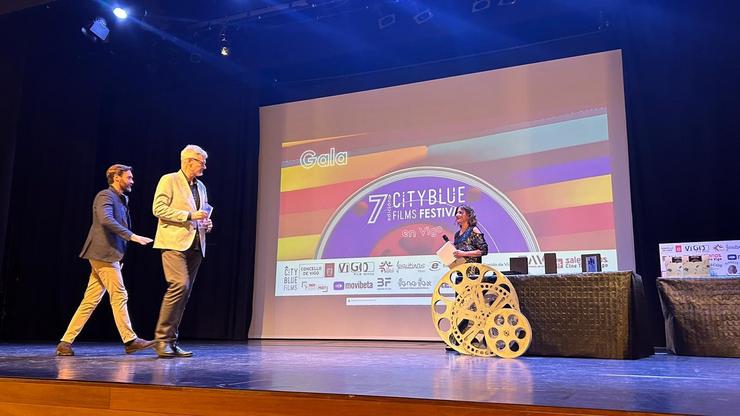 O director de 'Ou home e ou can', Anxo da Cruz, recolle o premio a mellor longametraxe internacional no CityBlue Films Festival en Vigo.. TELEVISIÓN DE GALICIA 