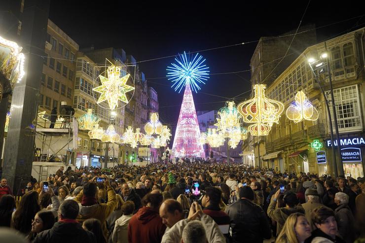 Centenares de persoas asisten ao aceso das luces de Nadal 2023 de Vigo 