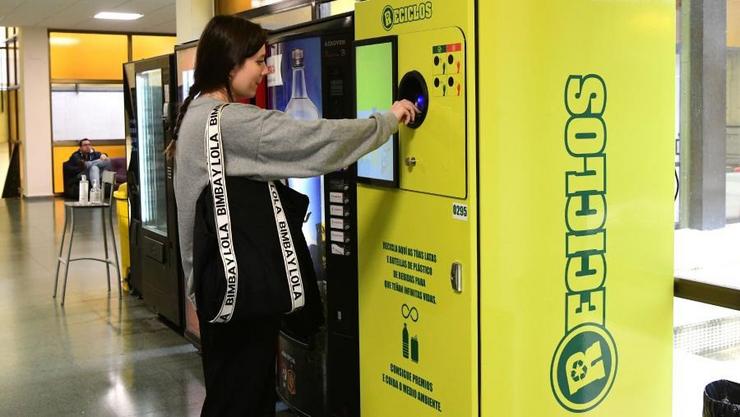 Os universitarios da USC poderán obter recompensas por reciclar latas e botellas de plástico / SANTI ALVITE - USC