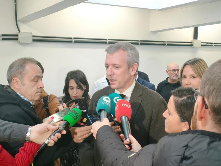 O presidente da Xunta, Alfonso Rueda, atendendo aos medios de comunicación.. RODRIGO PAZ - EUROPA PRESS 