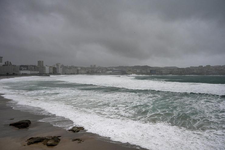 Vista da ondada tras o paso da borrasca Gérard, a 16 de xaneiro de 2023, na Coruña, Galicia (España). M. Dylan - Europa Press