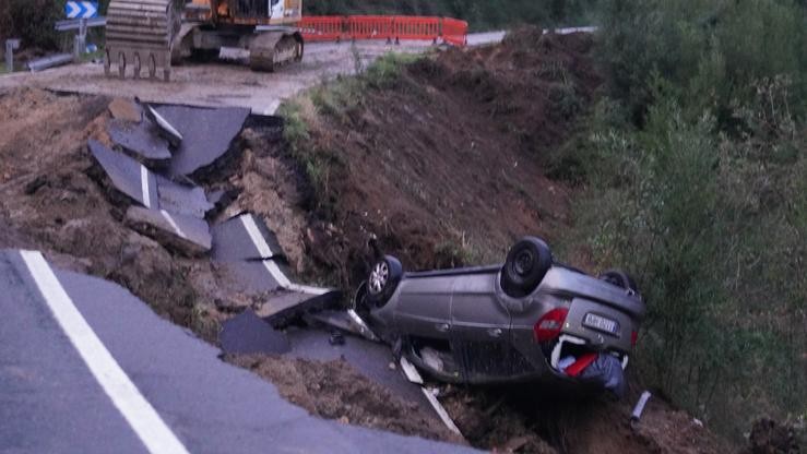 Un coche accidentado debido ao derrube dunha estrada polo temporal, a 17 de xaneiro de 2023, en Campaño, Pontevedra 