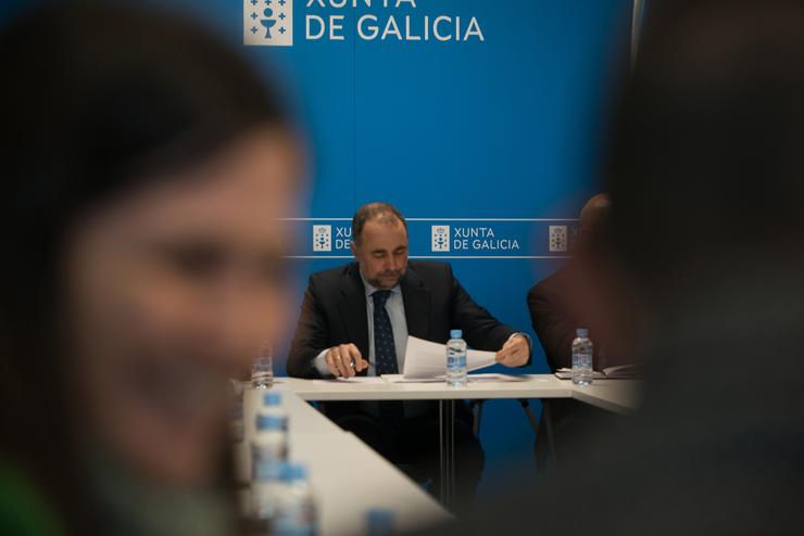 O conselleiro de Sanidade da Xunta, Julio García Comesaña (C), reúnese cos alcaldes do distrito sanitario de Pontevedra 