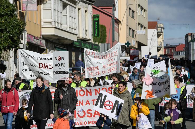 Varias persoas protestan durante unha manifestación convocada pola asociación Savemos ou Val de Barcia e o Monte Xalo contra os macroeólicos 