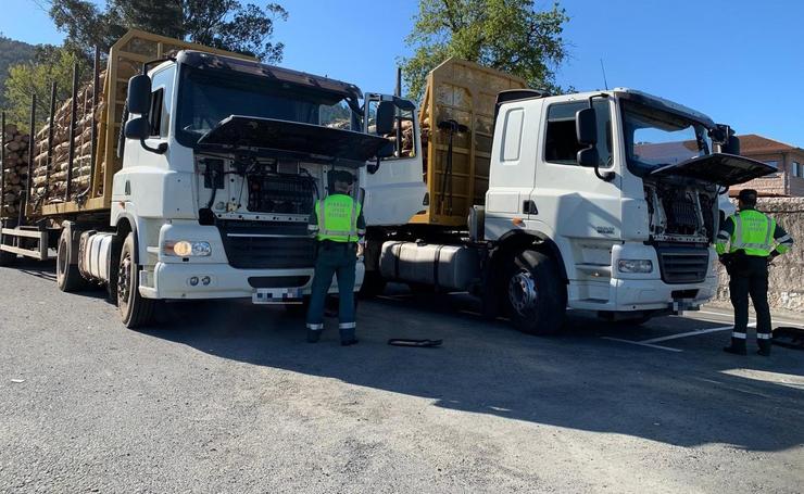 Control de tráfico a dous camións / DELEGACIÓN DO GOBERNO - Arquivo