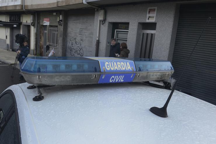 Un coche da Garda Civil aparcado na rúa Cardeal Quiroga, onde se produciron os disparos a un veciño, a 3 de novembro de 2022, en Maceda 