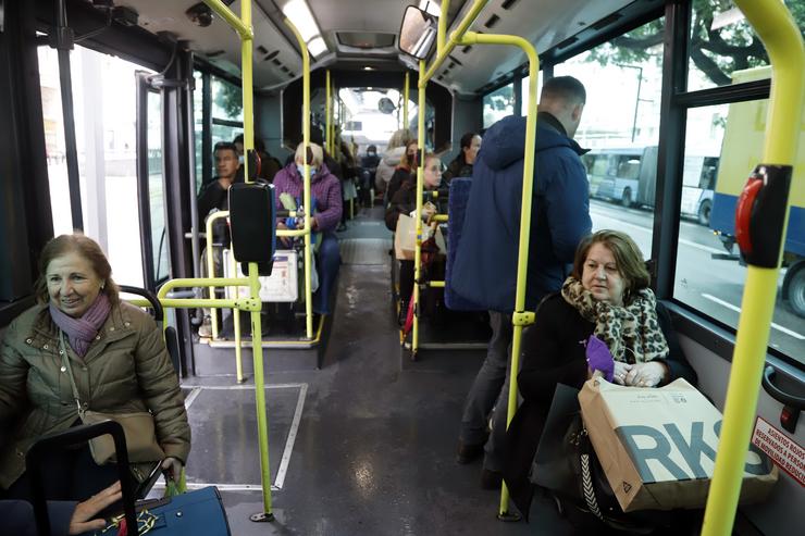 Varias persoas con e sen máscaras no interior dun autobús urbano. Álex Zea - Europa Press