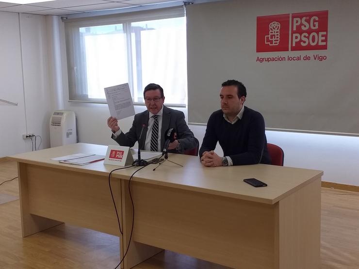 O secretario xeral da agrupación socialista de Vigo, Carlos López Font, e o secretario de Organización do PSdeG-PSOE en Baiona, Fernando López. / Europa Press
