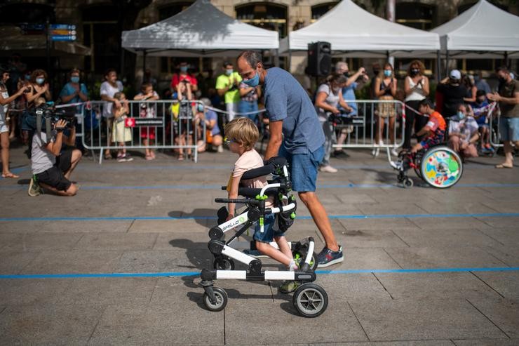 Un neno con mobilidade reducida compite na primeira Carreira Infantil Adaptada nas festas de Sant Roc / Lorena Sopêna - Europa Press - Arquivo 