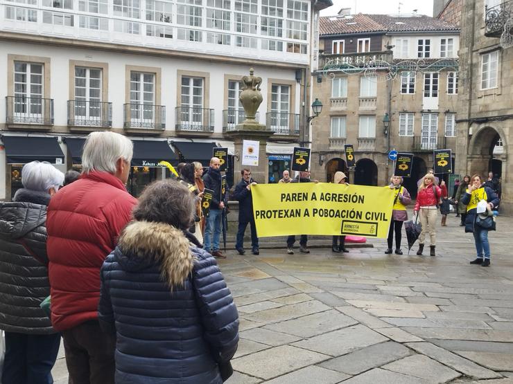 Concentración de Amnistía Internacional en Santiago con motivo do primeiro aniversario da guerra de Ucraína / Europa Press