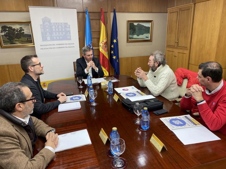 O delegado do Goberno en Galicia, José Miñones, nunha reunión con representantes de Federación de Hostalaría de Galicia. DELEGACIÓN DO GOBERNO / Europa Press
