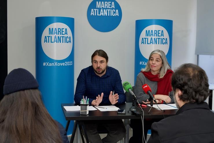 O candidato da Marea Atlántica á Alcaldía, Xan Xove, e a portavoz municipal María García ofrecen unha rolda de prensa. A MAREA ATLÁNTICA / Europa Press