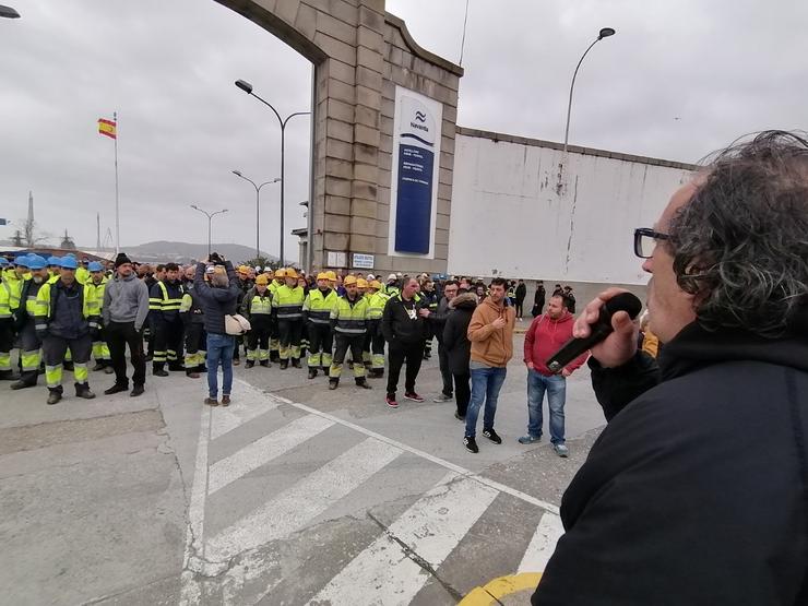 O presidente do comité de empresa de Navantia Ferrol, Javier Galán, diríxese aos traballadores na porta do estaleiro/  EUROPA PRESS - Arquivo