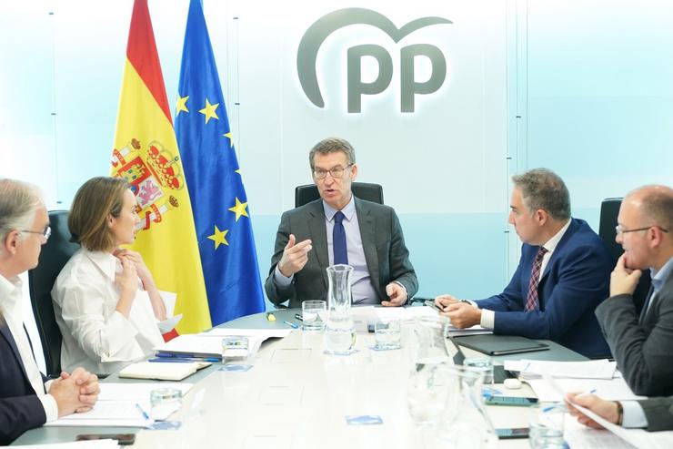 O líder do PP, Alberto Nuñez Feijóo, preside a reunión do comité de dirección do PP, xunto ao seu equipo 