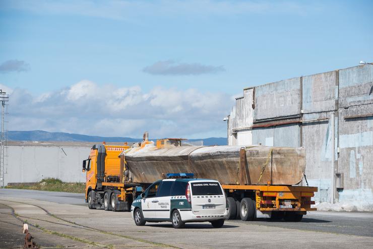 O narcosubmarino achado na ría de Arousa, á súa chegada ao peirao de O Ramal, no porto de Vilagarcía de Arousa /  Gustavo de la Paz / Europa Press