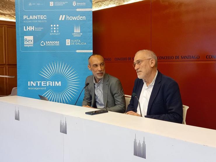 O concelleiro de Turismo de Santiago, Sindo Guinarte, e o presidente de Aime, Pío Igrexas, este xoves no Pazo de Raxoi.. CONCELLO DE SANTIAGO / Europa Press