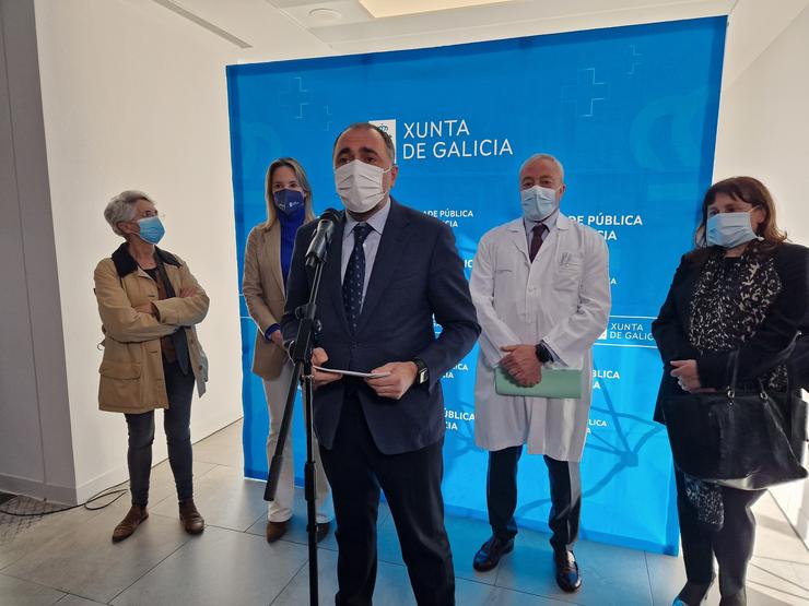 O conselleiro de Sanidade, Xullo García Comesaña, en declaracións aos medios durante unha visita ao Hospital Álvaro Cunqueiro de Vigo. / Europa Press