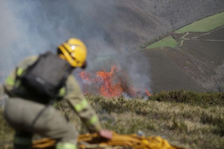 Efectivos contraincendios traballan para extinguir as chamas nun incendio forestal/  Carlos Castro - Europa Press
