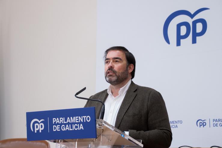 O futuro voceiro parlamentario do PPdeG Alberto Pazos en rolda de prensa. PPDEG
