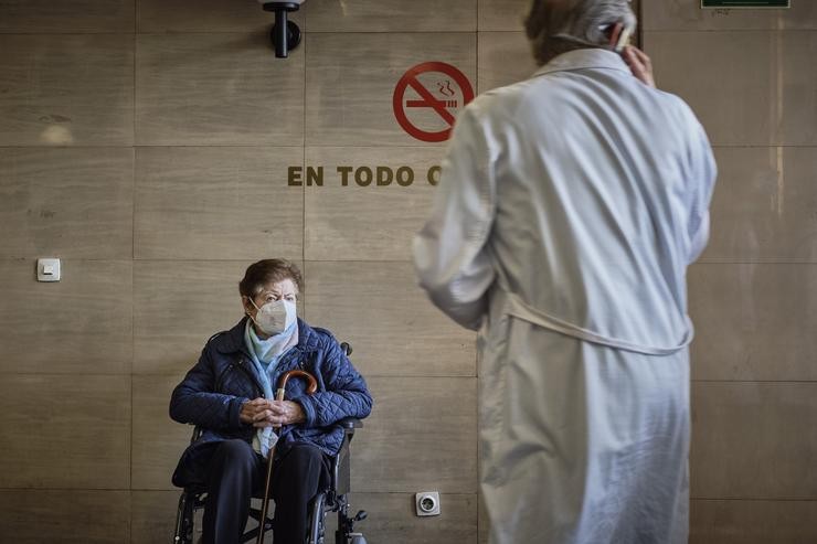 Unha señora espera en cadeira de rodas no Complexo Hospitalario Universitario durante a terceira xornada da folga de médicos galegos /Agostime - Europa Press 