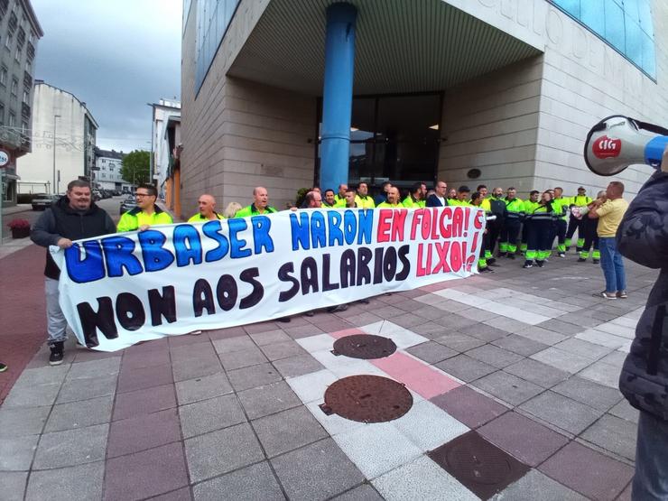 Os traballadores de Urbaser en Narón protestan ante o Concello.. CIG / Europa Press