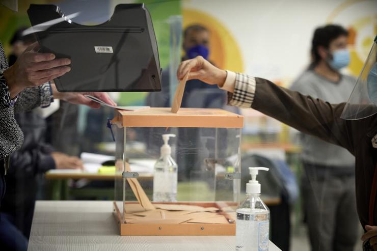 Unha muller vota nunha mesa electoral nas eleccións / Jesús Hellín - Europa Press