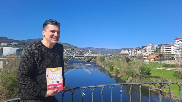 Edmundo Díaz Conde en Ourense coa súa última novela, 'Mamá'.. ALGAIDA 