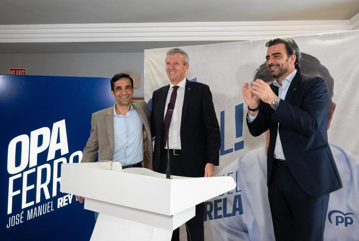 O candidato do PP á Alcaldía de Santiago, José Manuel Rey Varela; o presidente do PPdeG, Alfonso Rueda, e o presidente do PP coruñés, Diego Calvo. PPDEG 