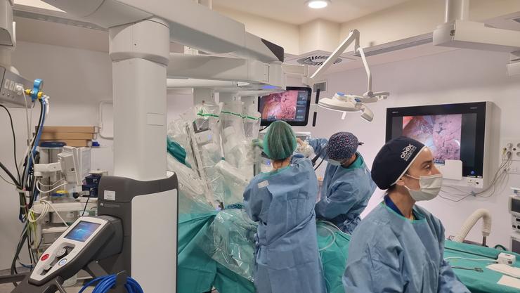 O equipo de cirurxía xeral do Hospital Universitario da Coruña operando co robot Davinci 